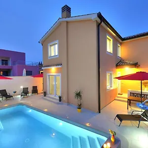 Villa With Private Pool In Village Jadreski, Pula